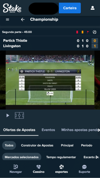 Imagem de uma partida de futebol com transmiss&atilde;o ao vivo no app da Stake